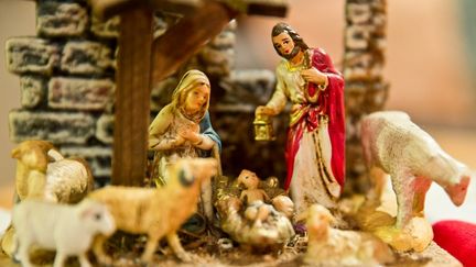 Une cr&egrave;che de No&euml;l sur une table &agrave;&nbsp;Grosbliederstroff (Moselle), le 24 d&eacute;cembre 2013. (DANIEL KARMANN / DPA / AFP)