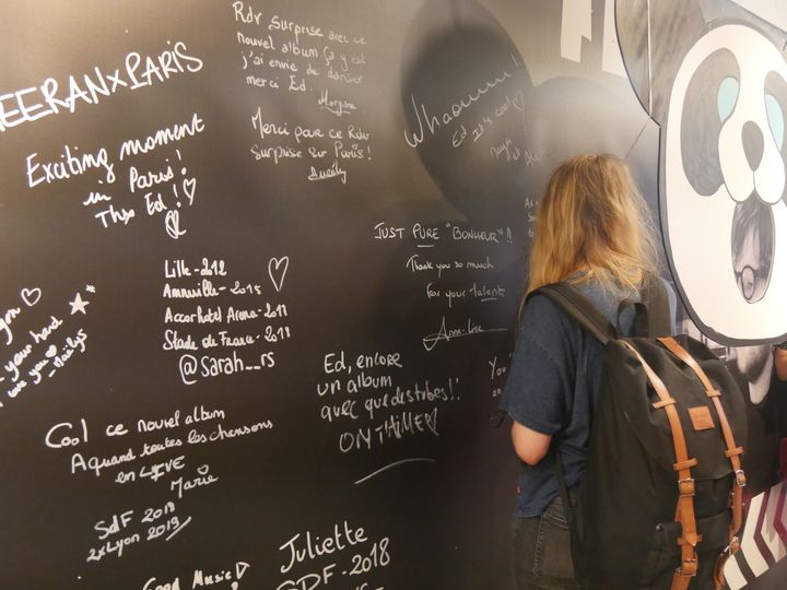 Les fans écrivent des messages sur le mur du pop-up store dédié à Ed Sheeran, inauguré à l'occasion de la sortie de son nouvel album,&nbsp;No.6 Collaboration Project.&nbsp; (Lucie de Perthuis)