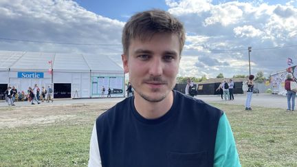 Léon Deffontaines, 25 ans, secrétaire général du Mouvement des Jeunesse Communistes de France, à La Fête de l'Humanité, vendredi 10 septembre 2021. (MANON MELLA / FRANCEINFO)