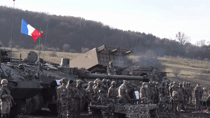 La France a renforcé sa présence dans le cadre de l’Otan en Roumanie. Treize nouveaux chars Leclerc ont entamé des manœuvres qui viennent rejoindre des missiles solaires de moyenne portée. (FRANCE 2)