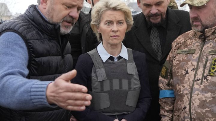 La présidente de la Commission européenne Ursula von der Leyen se recueille à Boutcha (Ukraine), le 8 avril 2022, où des corps de civils ont été découverts après le retrait des troupes russes. (EFREM LUKATSKY/AP/SIPA / SIPA VIA AFP)