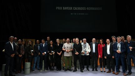 Les lauréats posent à l'issue de la cérémonie de remise des prix dans le cadre de l'édition 2024 du Prix Bayeux Calvados-Normandie des correspondants de guerre, à Bayeux, en France, le 12 octobre 2024. (LOU BENOIST / AFP)