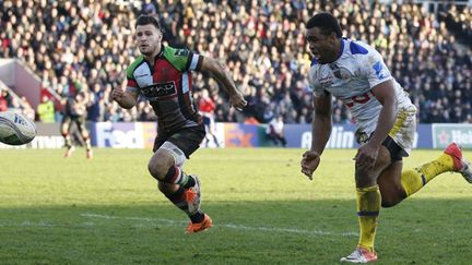 Napolioni Nalaga (Clermont) échappe à Mike Brown (Harlequins) (JUSTIN TALLIS / AFP)