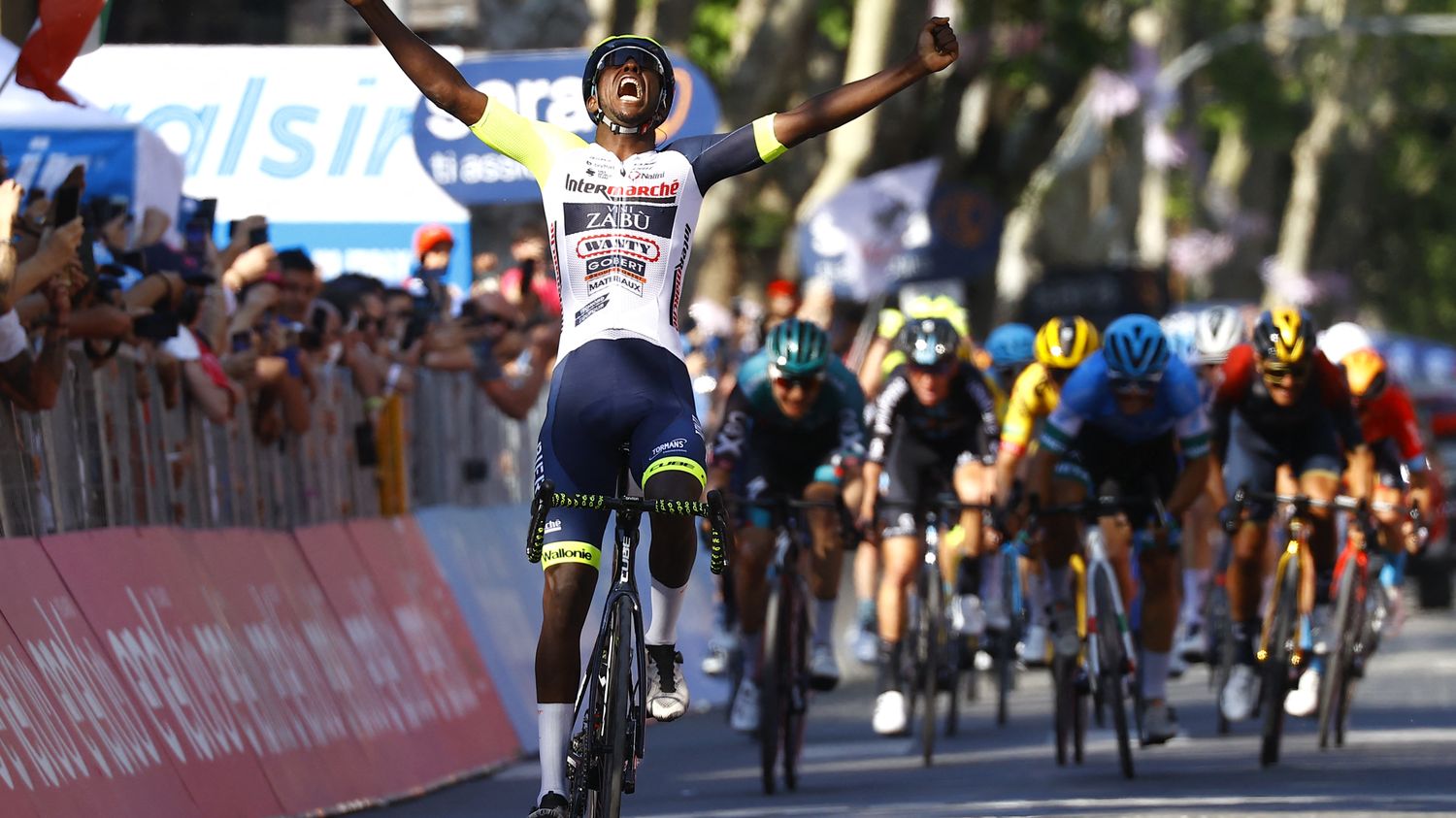 l’Erythréen Biniam Girmay décroche sa première victoire sur le Tour d’Italie devant Mathieu van der Poel