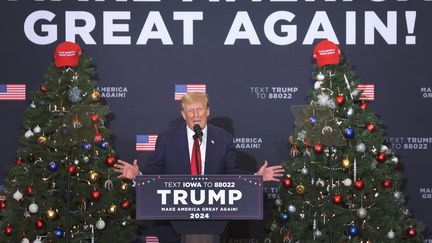 Donald Trump fait un discours lors d'un meeting à Waterloo, dans l'Iowa (Etats-Unis), le 19 décembre 2023. (SCOTT OLSON / GETTY IMAGES NORTH AMERICA / AFP)