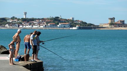 Le 17 octobre 2014, des p&ecirc;cheurs profitent du soleil &agrave; Saint-Jean-de-Luz (Pyr&eacute;n&eacute;es-Atlantiques). (IROZ GAIZKA / AFP)