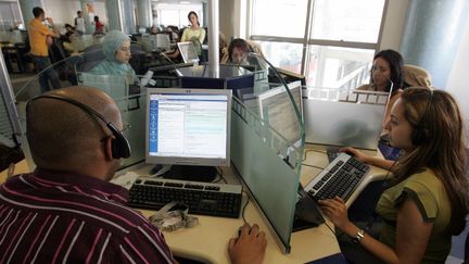 Un centre d'appels au Maroc, le 14 juin 2006. Parmi les milliers d'emplois d&eacute;truits dans le secteur en France en 2013, certains ont &eacute;t&eacute; d&eacute;localis&eacute;s au Maghreb.&nbsp; (ABDELHAK SENNA / AFP)