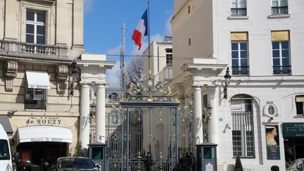 L'entrée de ministère de l'Intérieur à Paris le 13 mars 2020. (LUDOVIC MARIN / AFP)