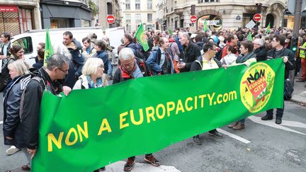 Des opposants à Europacity arrivent à Matignon à Paris, le 5 octobre 2019. (JACQUES DEMARTHON / AFP)