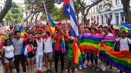 Une manifestation organisée par des associations cubaines de défense des droits des personnes LGBT le 11 mai 2019 dans les rues de La Havane&nbsp;(Cuba). (GUILLERMO NOVA / DPA / AFP)