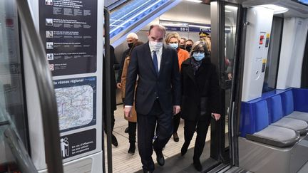 Jean Castex, ancien&nbsp;Premier ministre,&nbsp;entre dans une rame de métro à la station Pont Cardinet&nbsp;à Paris, le 14 décembre 2020. (ALAIN JOCARD / AFP)