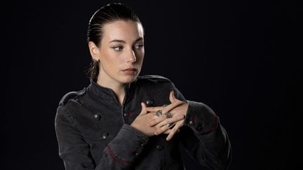 La musicienne et chanteuse française Adélaïde Chabannes de Balsac, également connue sous le nom d'Ade, pose lors d'une séance photo à Paris le 30 octobre 2024. (BERTRAND GUAY / AFP)