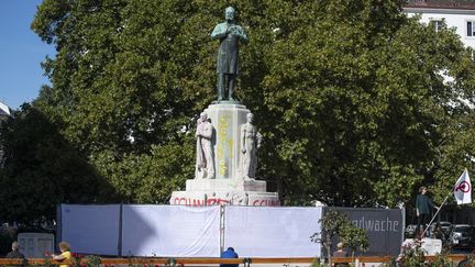 Faut-il déboulonner la statue de Karl Lueger, ancien maire antisémite de Vienne ? La mairie préfère la faire "revisiter" par d'autres artistes. (JOE KLAMAR / AFP)