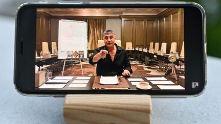 Des millions de Turcs regardent&nbsp;Sedat Peker, un parrain de la pègre,&nbsp;s'exprimer sur sa chaîne YouTube (26 mai 2021). (OZAN KOSE / AFP)