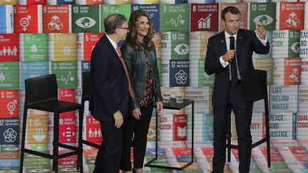 Emmanuel Macron avec&nbsp;Bill Gates&nbsp;et Melinda Gates, le 26 septembre 2018, à New York.&nbsp; (LUDOVIC MARIN / AFP)