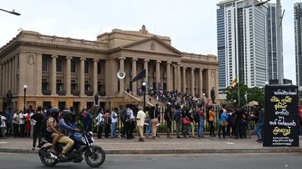 Des manifestants font la queue pour visiter le palais présidentiel du Sri Lanka, à Colombo, la capitale de l'île, le 11 juillet 2022. (ARUN SANKAR / AFP)