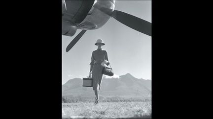 Sur le tarmac de Nairobi, la femme de Norman Parkinson se hausse au rang de déesse, descendue de son avion, parfaite, statuaire, pour aller à la conquête du Kilimandjaro.
 (Norman Parkinson)