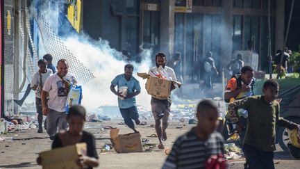 Des personnes dans la rue de Port Moresby, le 10 janvier 2024 en Papouasie-Nouvelle-Guinée. (ANDREW KUTAN / AFP)