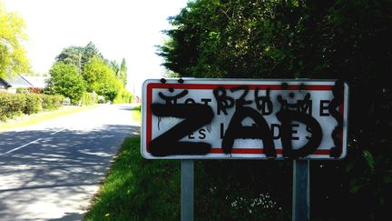 A Notre-Dame-des-Landes, le panneau d'entrée de la commune est tagué "ZAD". (BENJAMIN ILLY / RADIO FRANCE)