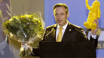 Bart de Wever, le chef du NVA, le parti nationaliste flamand, brandit un&nbsp;nain de jardin jaune&nbsp;devant 4 000 militants r&eacute;unis le 2 f&eacute;vrier 2014 &agrave; Anvers (Belgique) pour le lancement de la campagne des l&eacute;gislatives. (NICOLAS MAETERLINCK / BELGA)