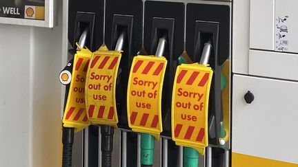 Une station-service signale l'absence de carburant à Londres (Royaume-Uni), le 27 septembre 2021. (ZHANNA MANUKYAN / SPUTNIK / AFP)