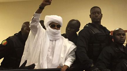 Hissène Habré a levé le poing en entendant le président de la Chambre africaine extraordinaire (CAE) prononcer une peine de prison à perpétuité. Le magistrat burkinabè, Gberdao Gustave Kam, a précisé les faits condamnés : «Hissène Habré, la Chambre, vous déclare coupable (...) des crimes contre l'humanité,de viol, d'esclavage forcé, d'homicide volontaire, de pratique massive et systématique d'exécutions sommaires, d'enlèvement de personnes suivi de leur disparition, de tortures et d'actes inhumains.»

Hissène Habré a pris le pouvoir au Tchad en 1982 qu'il a dirigé jusqu'en 1990 d'une main de fer. Il s'est rapidement mué en bourreau implacable. Les opposants - réels ou supposés - furent arrêtés par la police politique, torturés, souvent exécutés. Une commission d'enquête estimera à plus de 40.000 le nombre de personnes mortes en détention ou exécutées sous son régime, dont 4.000 identifiées nommément. (Carley Petesch/AP/SIPA)