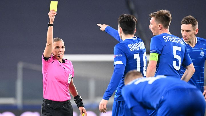 Stéphanie Frappart inflige un carton jaune à un joueur de Dynamo Kiev lors d'un match de Ligue des champions à Turin (Italie), le 2 décembre 2020. (VINCENZO PINTO / AFP)