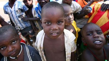 Quelques uns des 103 enfants enlevés par l'Arche de Zoé, le 14 Novembre 2007, ont été placés dans un orphelinat d'Abéché au Tchad, en attendant de retrouver leurs familles. (AFP PHOTO / THOMAS COEX)