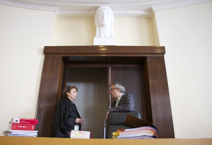 La procureure et le juge du tribunal correctionnel de Marseille (Bouches-du-Rh&ocirc;ne) discutent d'une affaire dans une salle d'audience, le 23 septembre 2015. (BENOIT ZAGDOUN / FRANCETV INFO)