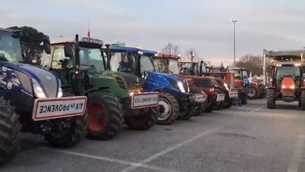 Around fifty tractors were waiting to take the road to Marseille on February 19 around 7 a.m.  (FRANCE BLUE PROVENCE)