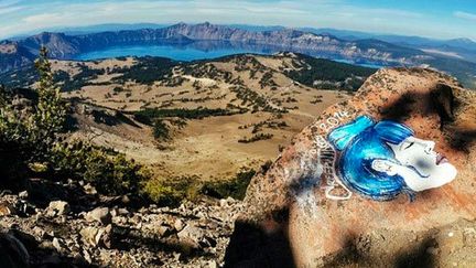 Peinture de Casey Nocket sur un rocher du "Cratere Lake" dans l'Oregon
 (AP/SIPA)