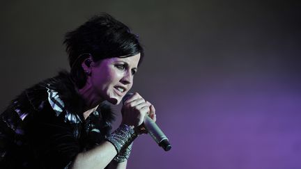 La chanteuse du groupe irlandais The Cranberries, Dolores O'Riordan, lors d'un concert au festival Cognac Blues Passion, en Charente, le 7 juillet 2016. (GUILLAUME SOUVANT / AFP)