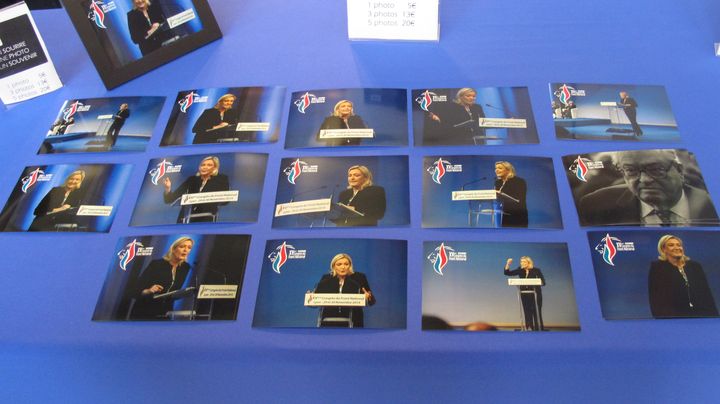 Photos de Marine et Jean-Marie Le Pen vendues au Congr&egrave;s du FN &agrave; Lyon (Rh&ocirc;ne), le 29 novembre 2014. (ARIANE NICOLAS / FRANCETV INFO)