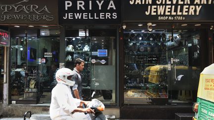 Des vitrines de bijouterie à New Delhi, la capitale indienne, en mai 2017 (MONEY SHARMA / AFP)