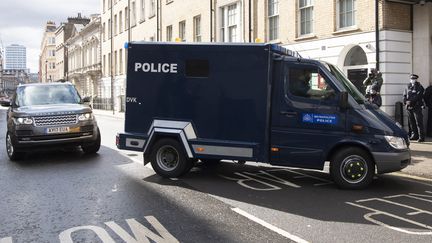 Un véhicule de police dans lequel se trouve le policier Wayne Couzens, inculpé d'enlèvement et de meurtre, et présenté à la justice le 13 mars 2021 à Londres&nbsp;(Royaume-Uni).&nbsp; (RAY TANG / ANADOLU AGENCY / AFP)