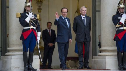 Popularité en baisse pour François Hollande et Jean-Marc Ayrault. (FRED DUFOUR / AFP)