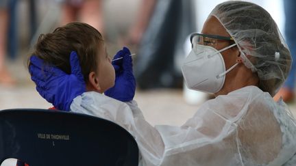 Un enfant subit un dépistage du Covid-19, le 21 août 2020, à Thionville (Lorraine). (PIERRE HECKLER / MAXPPP)