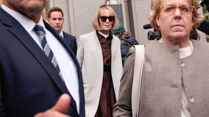 E. Jean Carroll à sa sortie du tribunal fédéral de Manhattan, à New York (Etats-Unis), le 25 avril 2023. (KENA BETANCUR / AFP)