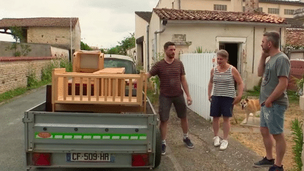 Combien d’habitants ne pourront pas regagner leur domicile, après le séisme qui a touché l’ouest de la France, vendredi 16 juin ? Certains vont devoir patienter et effectuer des travaux, d’autres déménager. (France 2)