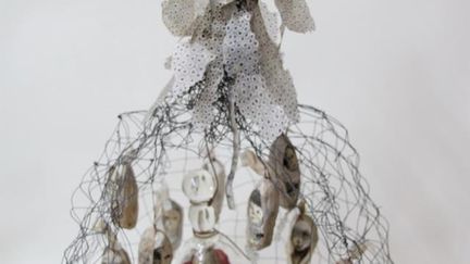 La Mariée était en blanc.
	Hélène Lagnieu présente également à la BHN des boites, sorte de cabinet de curiosité où le règne animal côtoie les chimères. Ses sculptures de papier, délicates et fragiles tels des êtres en suspension laissent l’imaginaire vagabonder vers les étoiles. 
 (BHN)