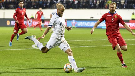 Le finlandais Teemu Pukki (à gauche), lors du match contre l'Arménie dans l'UEFA Euro 2020, le 15 octobre 2019. (HEIKKI SAUKKOMAA / LEHTIKUVA)