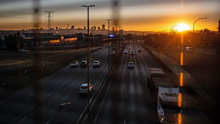 Une autoroute de la&nbsp;ville de Johannesburg, en Afrique du Sud, le 28 juin 2021. (CHINE NOUVELLE / SIPA / XINHUA / AFP)