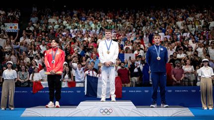 Star annoncée des Jeux olympiques, Léon Marchand a su se libérer de toute pression pour offrir à la France sa première Marseillaise de ces JO. Il a dominé le 400 mètres 4 nages avec brio, décrochant sa première médaille d'or olympique en devançant le Japonais Tomoyuki Matsushita et l'Américain Carson Foster à la Paris La Défense Arena de Nanterre. (MANAN VATSYAYANA / AFP)