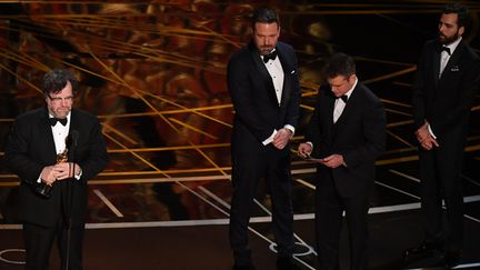 Cérémonie des Oscars, 26 février 2017 : le réalisateur Kenneth Lonergan oscarisé du meilleur scénario pour "Manchester By The Sea" fait son discours devant les acteurs Ben Affleck et Matt Damon. "Manchester By The Sea", un film distribué par Amazon. 
 (MARK RALSTON / AFP)