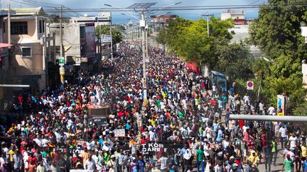 Des milliers d'Haïtiens protestaient à Port-au-Prince dimanche dernier contre la corruption. (ESTAILOVE ST-VAL/EPA/Newscom/MaxPPP)