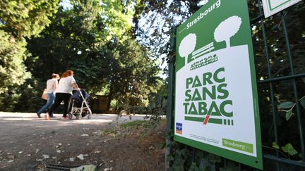 Des panneaux ont été installés aux abords des parcs et jardins de Strasbourg (Bas-Rhin) afin de faire appliquer l'interdiction de fumer, le 30 juin 2018. (SEBASTIEN BOZON / AFP)