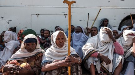 Ces femmes qui ont dû fuir les combats au Tigré attendent une distribution d'aide alimentaire organisée par le gouvernement éthiopien dans la ville d'Alamata, le 11 décembre 2020. (EDUARDO SOTERAS / AFP)