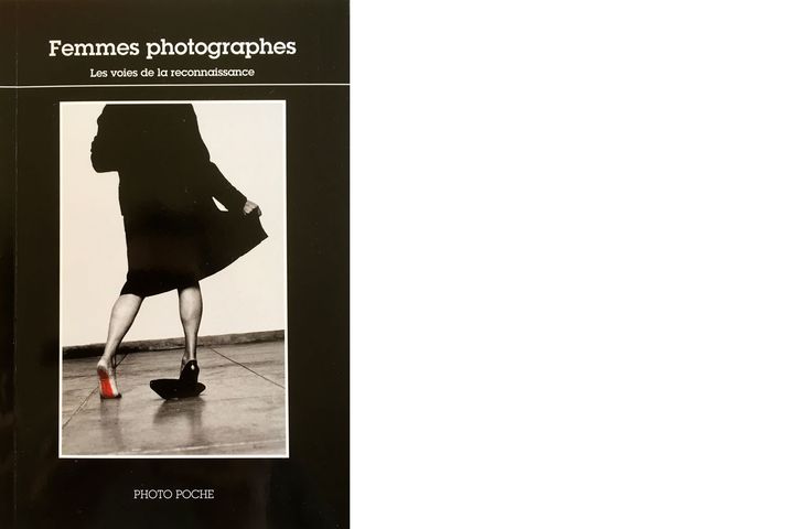 "Femmes photographes", Photo Poche (photo de couverture Helena Almeida,&nbsp;Seduzir (Séduire), 2002. © Calouste Gulbenkian Museum - Modern Collection, Lisboa / José Manuel Costa Alves) (Actes Sud)