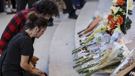 People gather at a memorial during a vigil for the victims of the Apalachee High School shooting in Winder, Georgia, on September 4, 2024. (ERIK S. LESSER / MAXPPP)