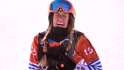 L'émotion de Julia Pereira&nbsp;De Sousa Mabileau, 16 ans, après sa médaille d'argent&nbsp;en snowboardcross vendredi 16 février 2018 à Pyeongchang (Corée du Sud). (MARTIN BUREAU / AFP)